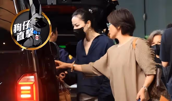 王菲陪李嫣做手術後返京:李嫣戴帽子遮面,王菲神情嚴肅顯憔悴