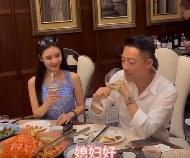 馬筱梅美顏掉了，靠在汪小菲肩上求安慰，義大利度假玩浪漫