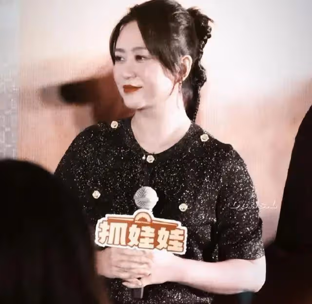 《抓娃娃》評論區淪陷！沈騰攜妻兒旅遊被罵，馬麗帶病路演惹心疼