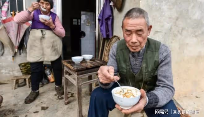 一老人撿到石頭回家壓酸菜，不久後，有人找上門：五萬我要了