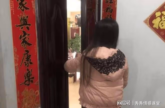 周末休息，從貓眼一看鄰居又來敲門，我趕緊示意兒子別說話