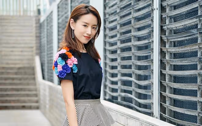 董潔低調現身地下通道打賞街頭藝人,善舉顯真性情,樸素形象獲贊