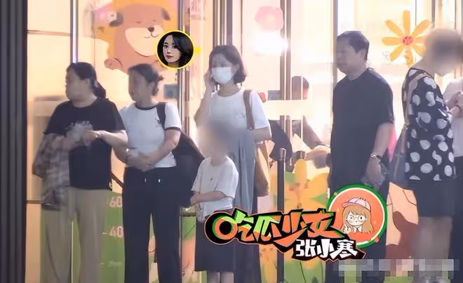 趙麗穎祖孫三代聚餐,5歲兒子身高快到肩膀,短髮穎寶媽味十足