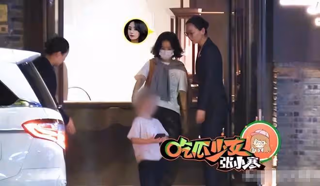 趙麗穎祖孫三代聚餐,5歲兒子身高快到肩膀,短髮穎寶媽味十足