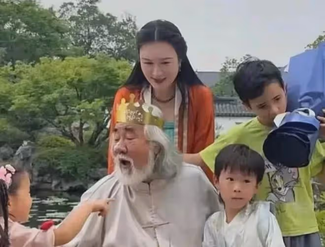 張紀中和小31歲嬌妻生三胎,網友擔心張紀中活不到孩子18歲