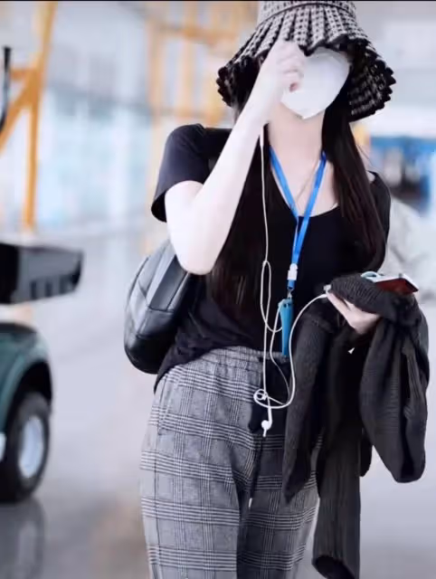 獨家｜王菲冒風雨離台返北京　女兒李嫣同行相伴