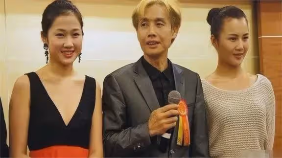 愛情還是交易?鄧建國五年布局,竟將14歲乾女兒養成嬌妻