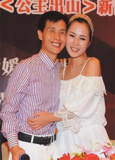 愛情還是交易?鄧建國五年布局,竟將14歲乾女兒養成嬌妻