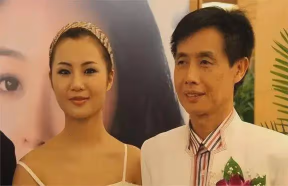 愛情還是交易?鄧建國五年布局,竟將14歲乾女兒養成嬌妻
