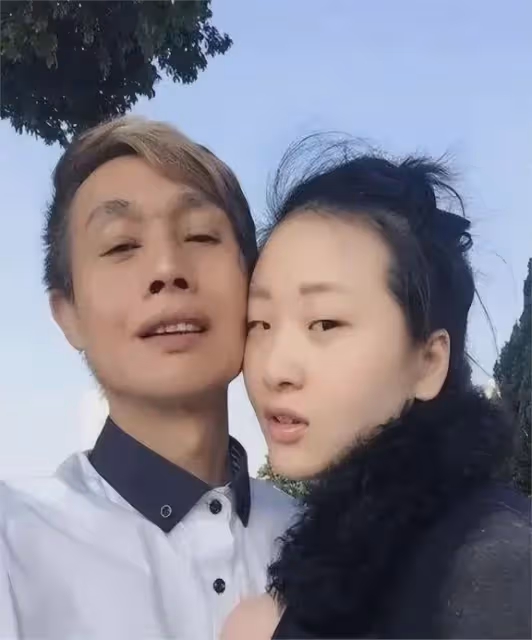 愛情還是交易?鄧建國五年布局,竟將14歲乾女兒養成嬌妻