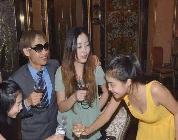 愛情還是交易?鄧建國五年布局,竟將14歲乾女兒養成嬌妻