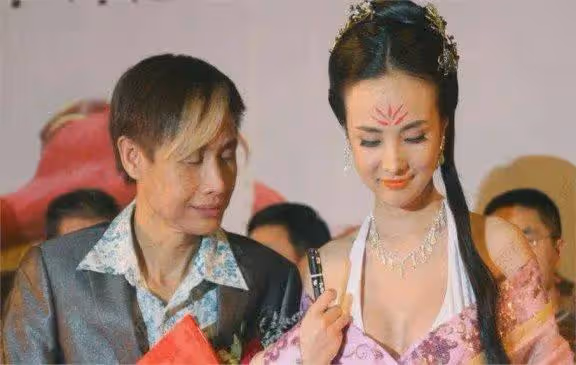 愛情還是交易?鄧建國五年布局,竟將14歲乾女兒養成嬌妻