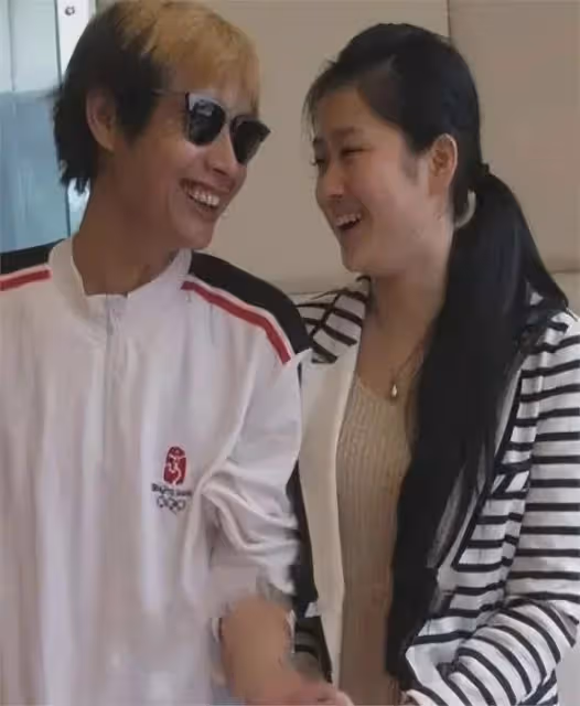 愛情還是交易?鄧建國五年布局,竟將14歲乾女兒養成嬌妻