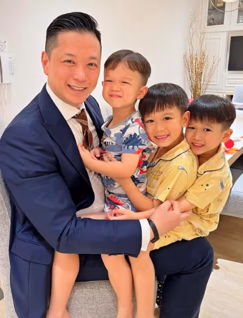 胡杏兒全家出遊,老母親騎車帶三娃,李乘德肩扛老婆抱兒子帥翻了