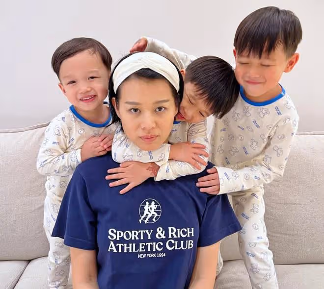 胡杏兒全家出遊,老母親騎車帶三娃,李乘德肩扛老婆抱兒子帥翻了