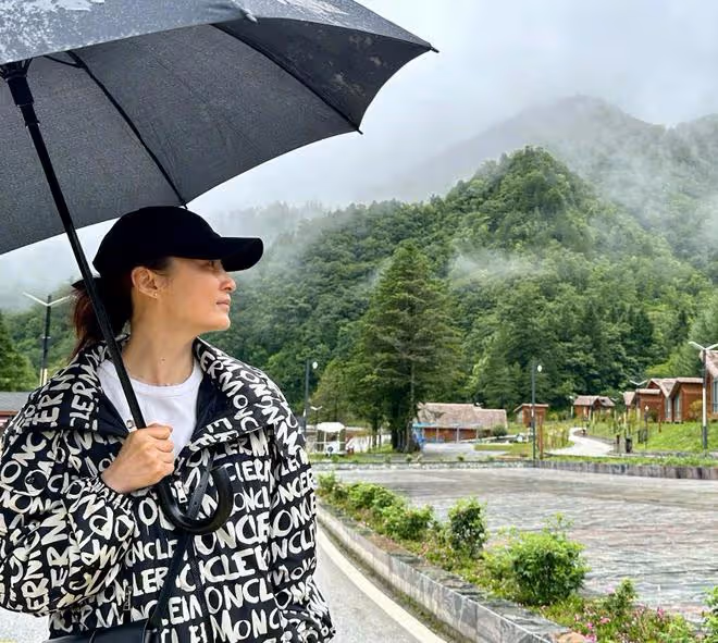 蔣勤勤曬出遊照,小兒子玩穿越叢林,陳建斌緊隨其後保護超有愛