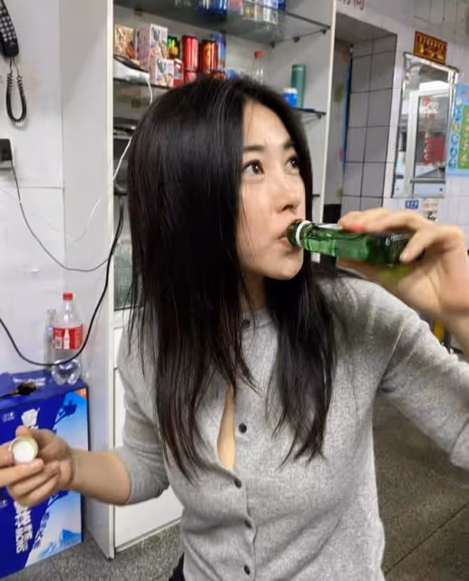 朱珠老公馱女兒做伏地挺身,珠寶趴爸爸背上碎碎念,被親爹吐槽太重