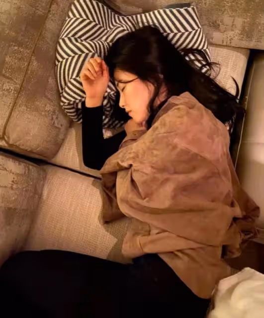 朱珠老公馱女兒做伏地挺身,珠寶趴爸爸背上碎碎念,被親爹吐槽太重