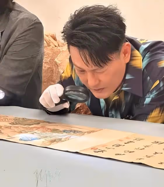 張信哲向上博捐贈12件旗袍,每一件都是晚清民國的精品