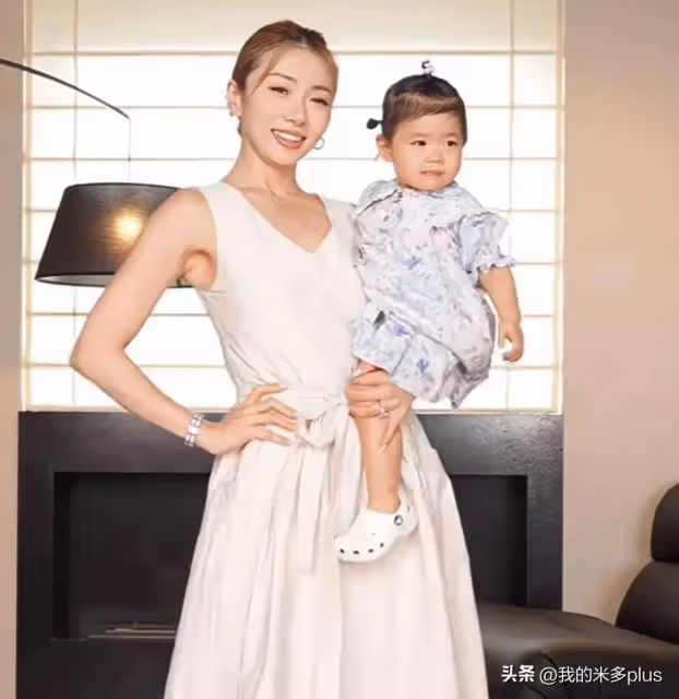 程曉玥母女拍大片,15個月胖豆鏡頭感強,抱著媽媽呲牙笑很討喜