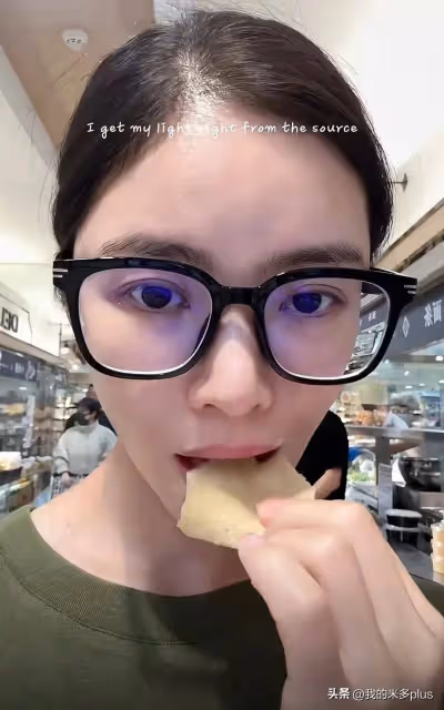 王燦一家超市採購,杜淳彎腰為3歲女兒選零食,穿著涼鞋瘦了好多