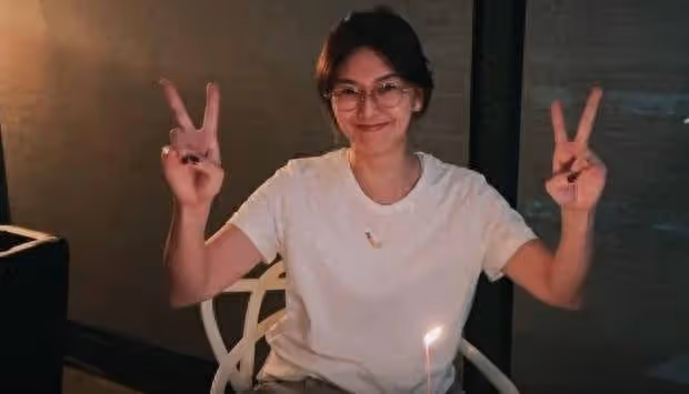 孫燕姿曬46歲生日vlog,開心比耶吹蠟燭素顏狀態好