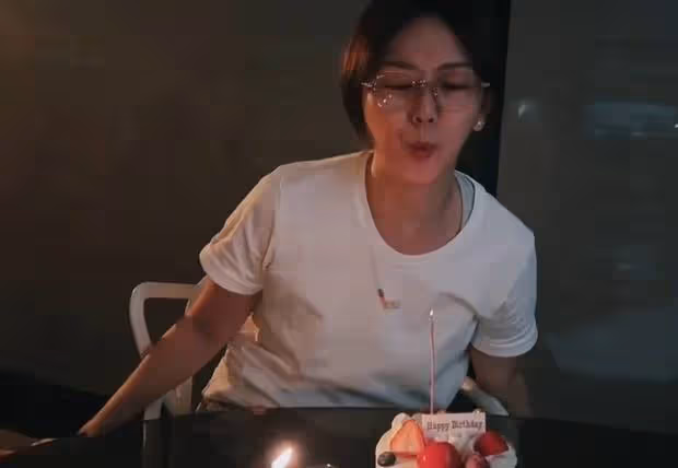 孫燕姿曬46歲生日vlog,開心比耶吹蠟燭素顏狀態好