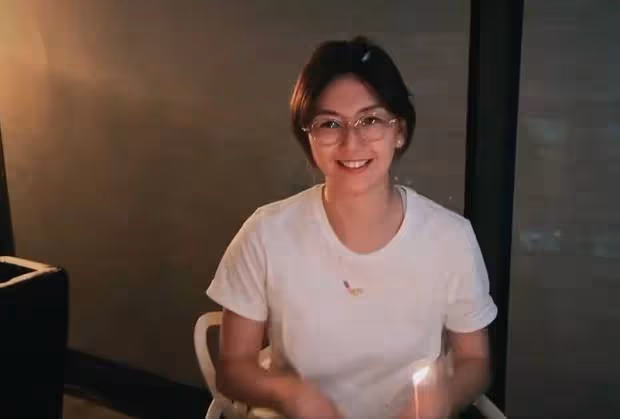 孫燕姿曬46歲生日vlog,開心比耶吹蠟燭素顏狀態好