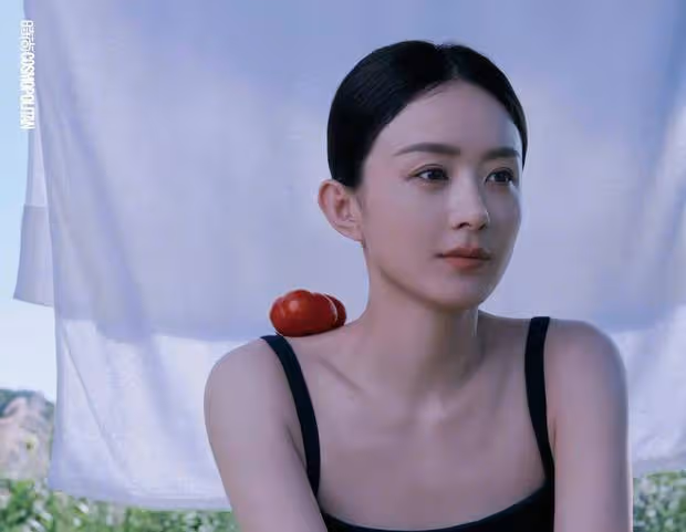 趙麗穎最新大片冷艷高貴,穿弔帶裙秀出完美肩頸
