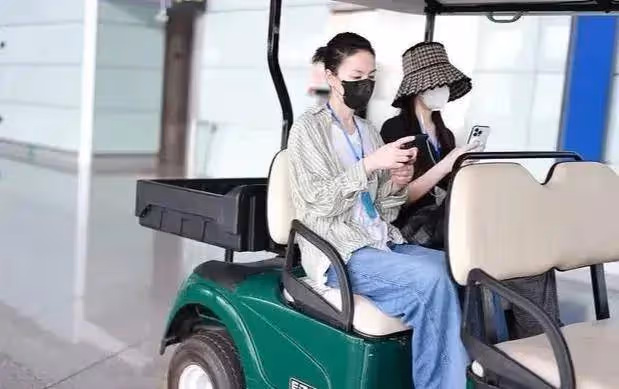 王菲陪女兒做完手術回京,李嫣戴帽子口罩顯低調,曬手術照心態好