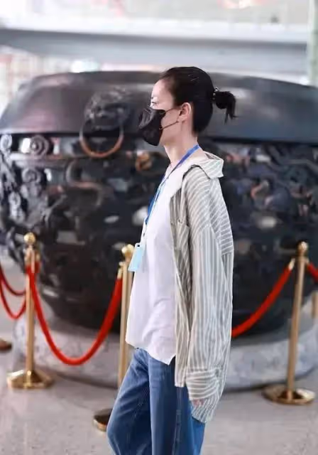王菲陪女兒做完手術回京,李嫣戴帽子口罩顯低調,曬手術照心態好