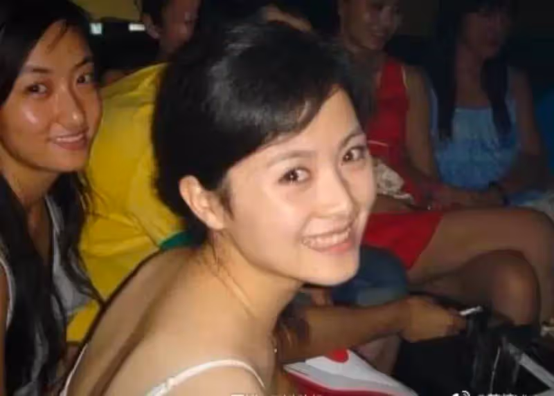網友偶遇沈騰夫婦外出,王琦身材發福太搶鏡,夫妻真實狀態曝光