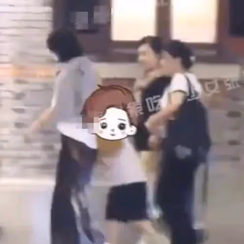 趙麗穎帶想想與父母聚餐,母子牽手看噴泉溫馨幸福