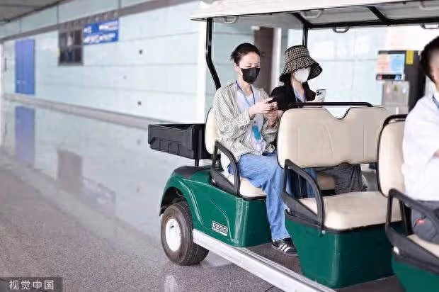 王菲母女低調現身，李嫣做手術後戴口罩全副武裝