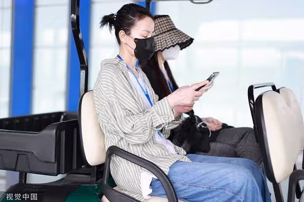 王菲母女低調現身，李嫣做手術後戴口罩全副武裝