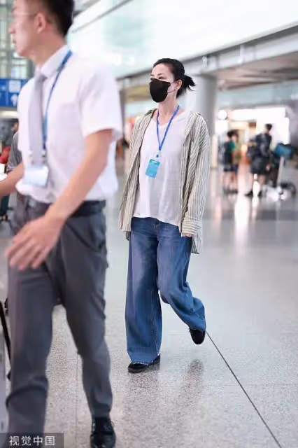 王菲母女低調現身，李嫣做手術後戴口罩全副武裝