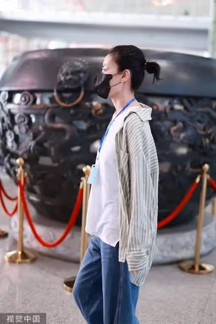 王菲母女低調現身，李嫣做手術後戴口罩全副武裝
