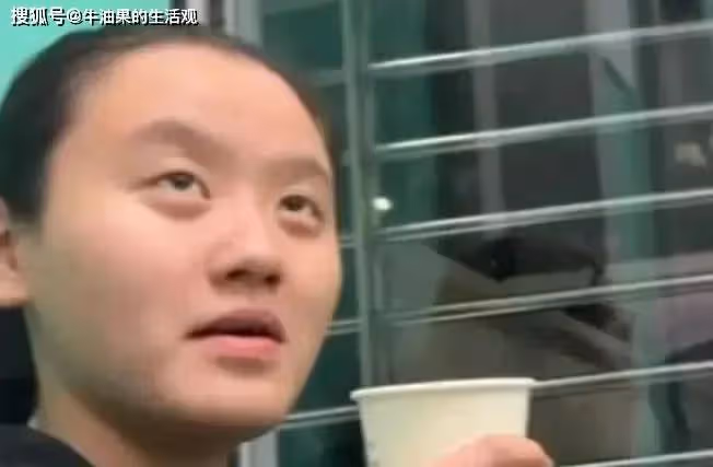 爺孫戀林靖恩徹底瘋癲，與流浪漢打成一片，眼神渙散精神失常