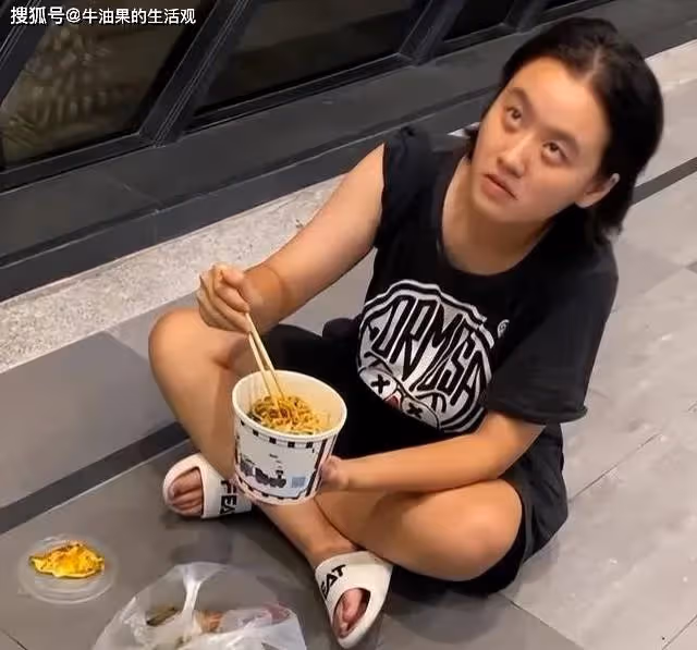 爺孫戀林靖恩徹底瘋癲，與流浪漢打成一片，眼神渙散精神失常