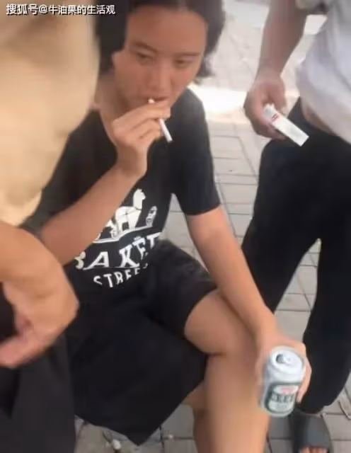 爺孫戀林靖恩徹底瘋癲，與流浪漢打成一片，眼神渙散精神失常