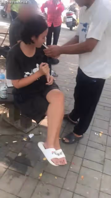 爺孫戀林靖恩徹底瘋癲，與流浪漢打成一片，眼神渙散精神失常