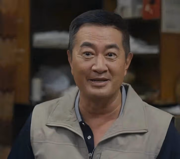 TVB男星鄧梓峰身家富貴,開遊艇出海遊玩,帶四子女買幾十元上衣