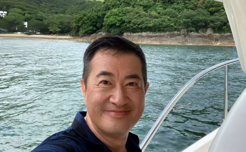 TVB男星鄧梓峰身家富貴,開遊艇出海遊玩,帶四子女買幾十元上衣