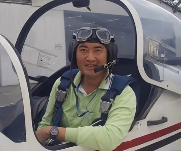 TVB男星鄧梓峰身家富貴,開遊艇出海遊玩,帶四子女買幾十元上衣