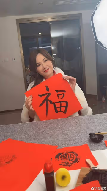 前亞視花旦張文慈被指孕味濃,穿白裙小腹隆起,為鄧萃雯新作撐場