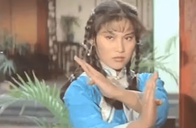 66歲TVB前武打女星曬孫女照,曾演經典角色被觀眾批評顏值不夠,被稱為「女版成龍」