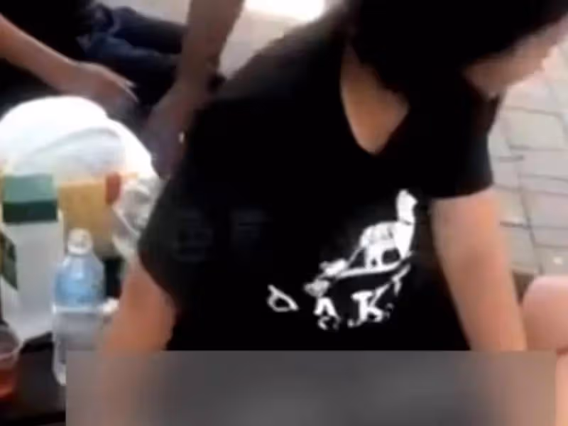 爺孫戀後續:林靖恩街頭被老漢騷擾,還和流浪漢同吸一根煙?!