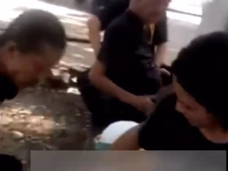 爺孫戀後續:林靖恩街頭被老漢騷擾,還和流浪漢同吸一根煙?!