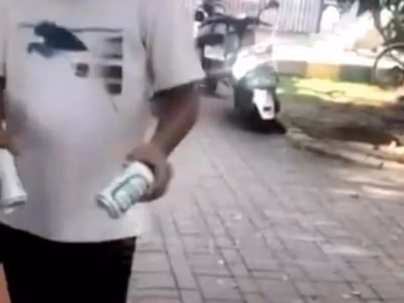 爺孫戀後續:林靖恩街頭被老漢騷擾,還和流浪漢同吸一根煙?!
