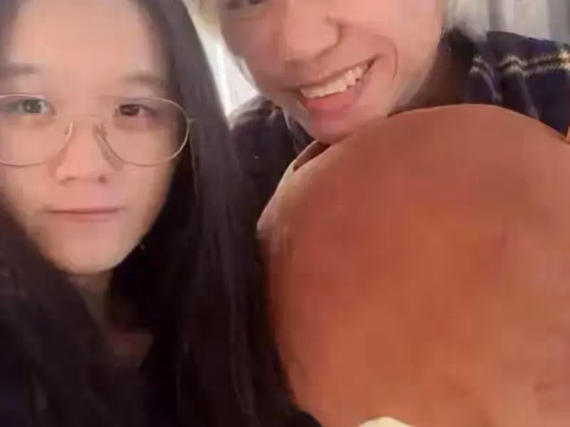 爺孫戀後續:林靖恩街頭被老漢騷擾,還和流浪漢同吸一根煙?!